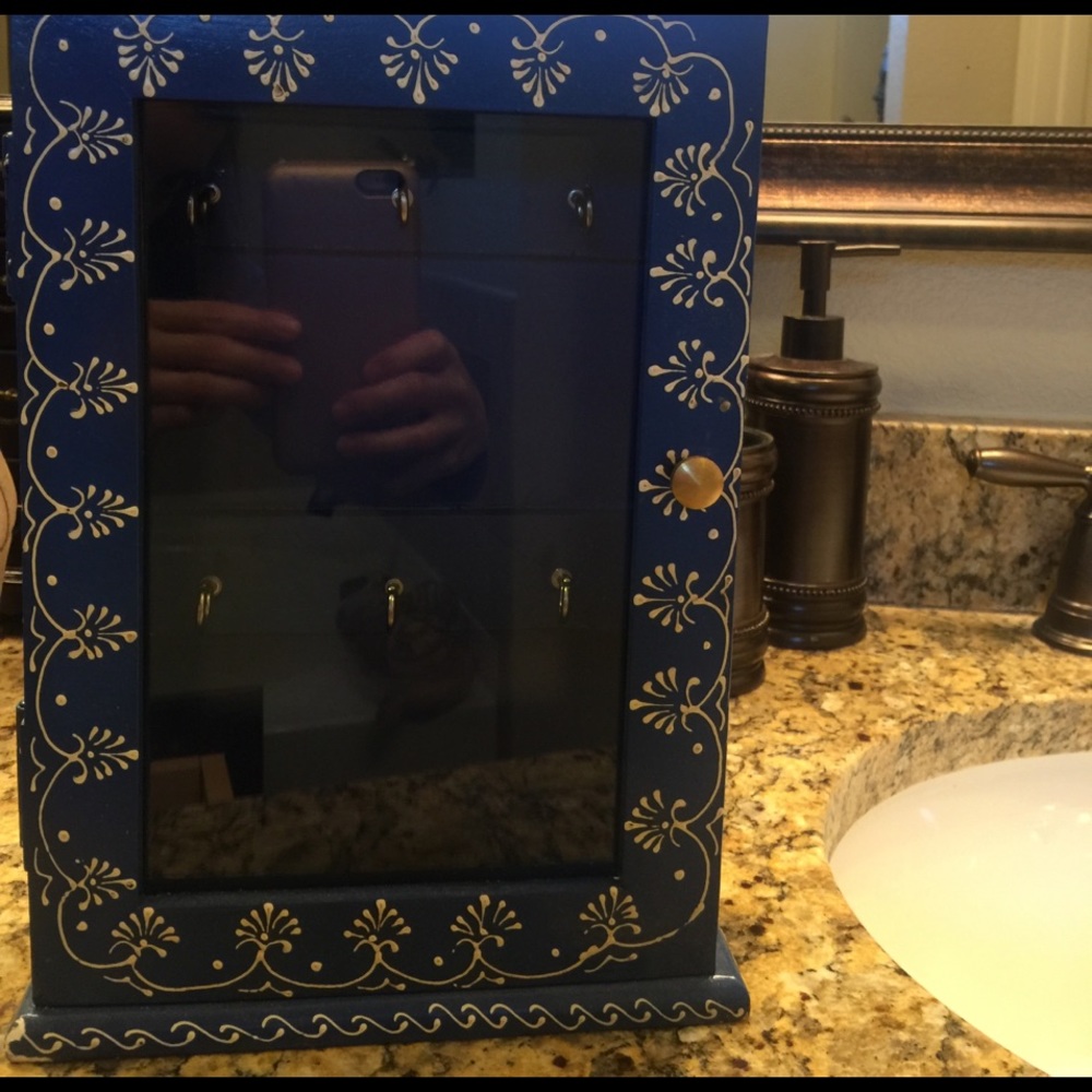 Mini jewelry holder