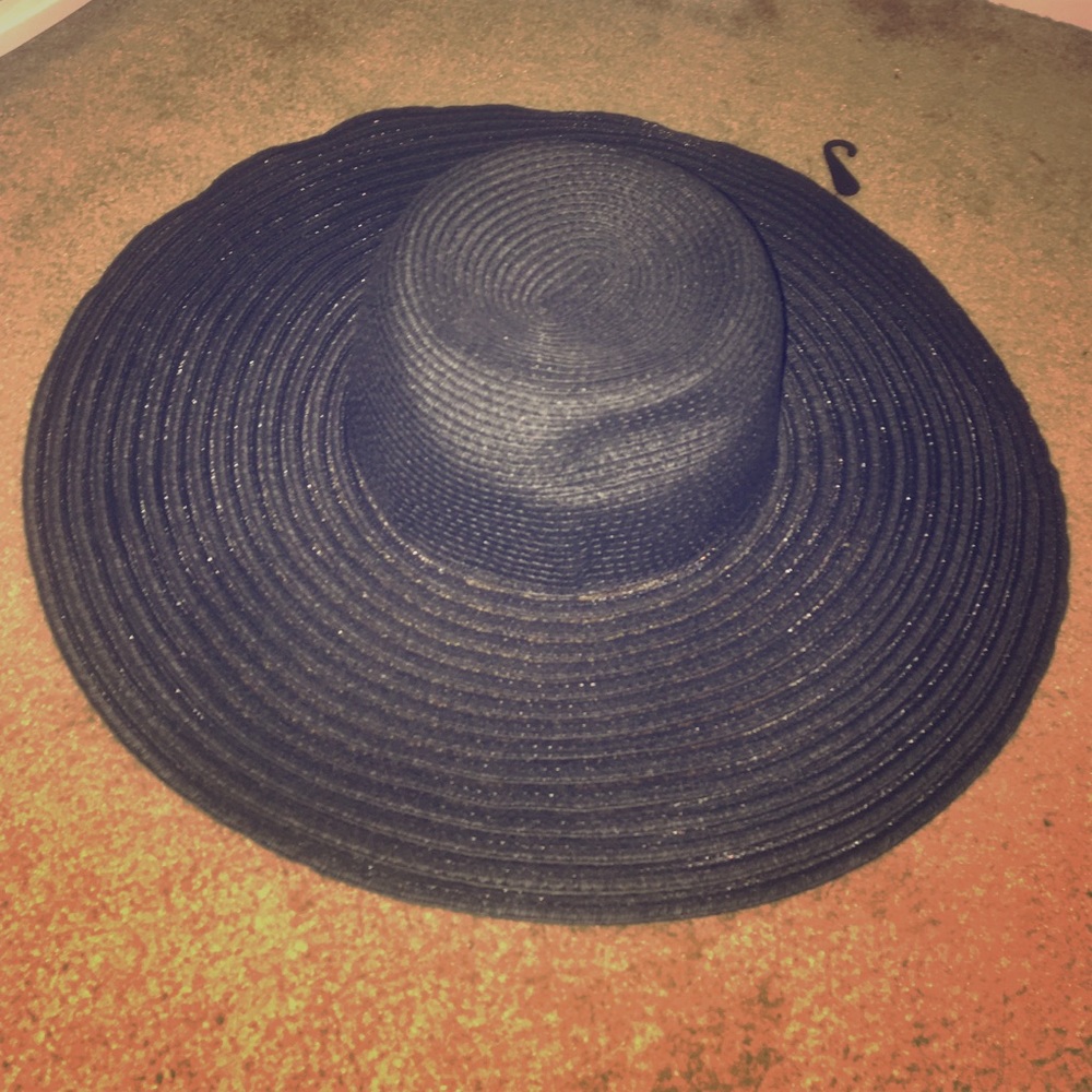 Brand new big floppy hat perfect for the beach !!