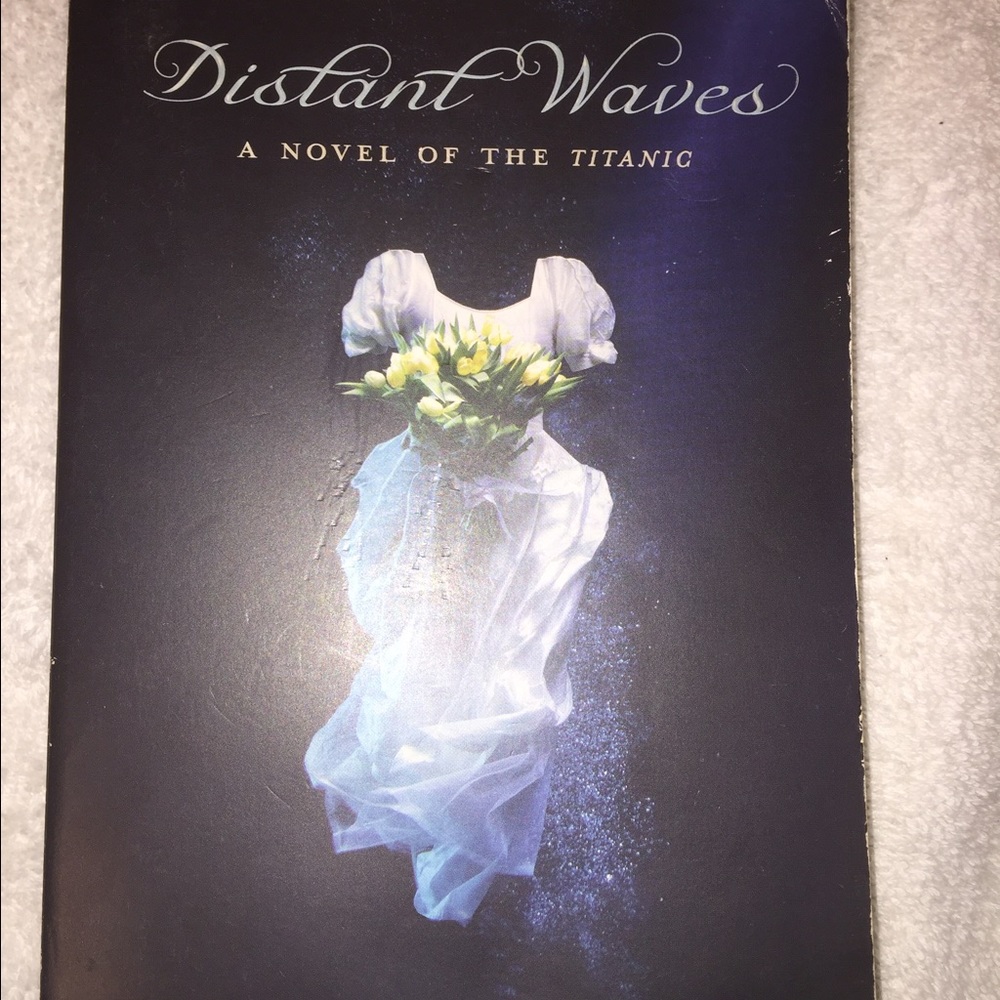 Distant Waves by Suzanne Weyn book