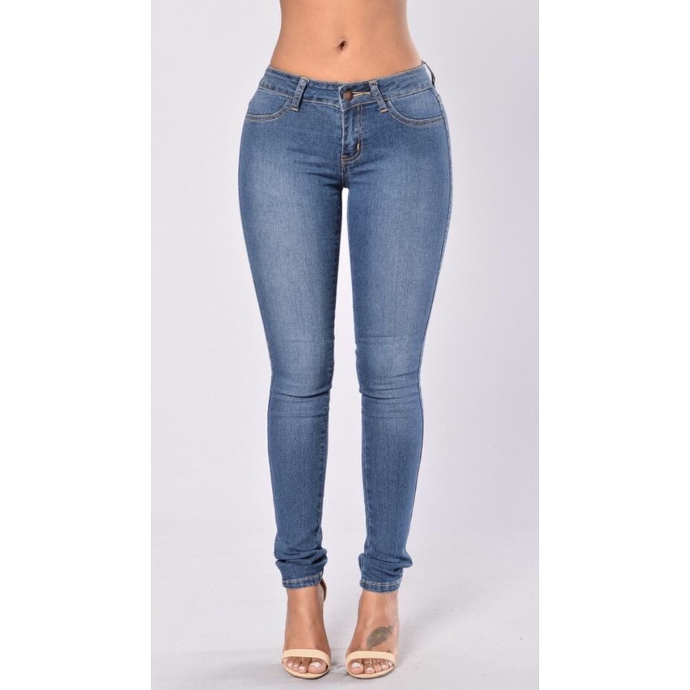 Work Your Curves Jeans. Medium Wash. BRAND NEW