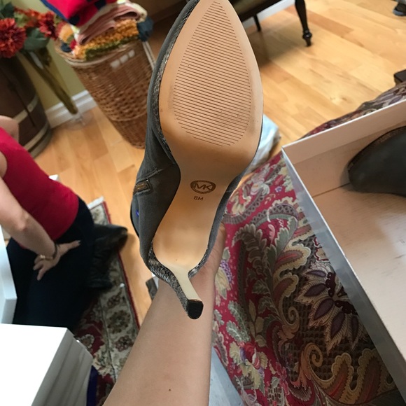 Heels - Picture 2 of 4