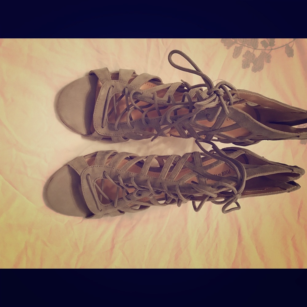 NWOT POUR LA VICTOIRE Size 9.5 Caged Lace Up Heels