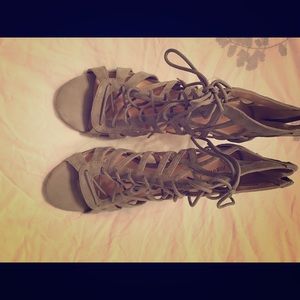 NWOT POUR LA VICTOIRE Size 9.5 Caged Lace Up Heels