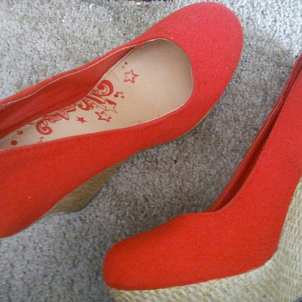 Brash Red Wedges