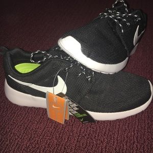 Black/White Nike Roshes