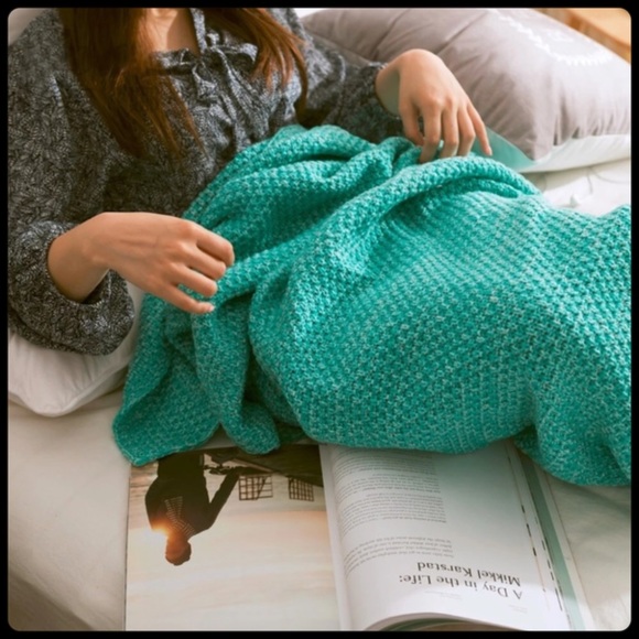 💜🆕 ADULT SIZE MERMAID BLANKET 💜 - Picture 3 of 5