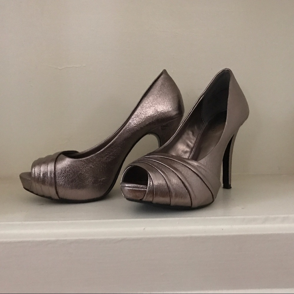 Metallic peep toe pumps