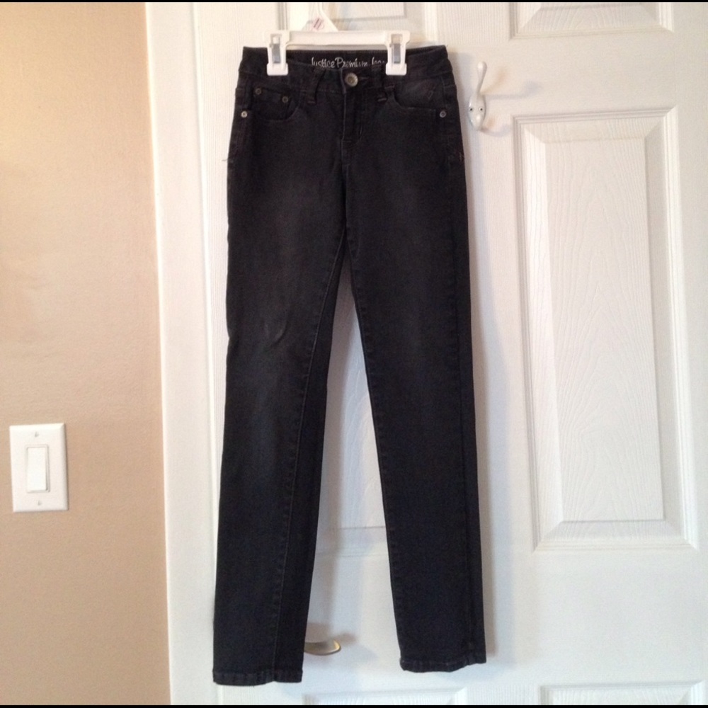 Dark grey skinny jeans.