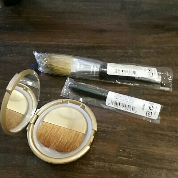 NWT Bare Minerals / Escentuals brushes/compact - Picture 2 of 6