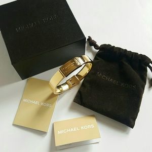 MICHAEL KORS LOGO PLAQUE HINGED BRACELET