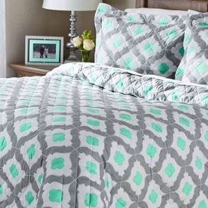 Quilt and matching pillow cases