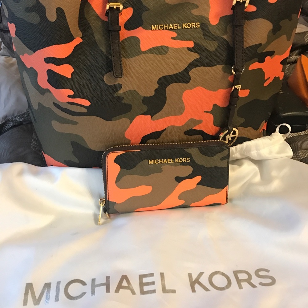 ****SOLD****Auth Michael Kors Camo Tote