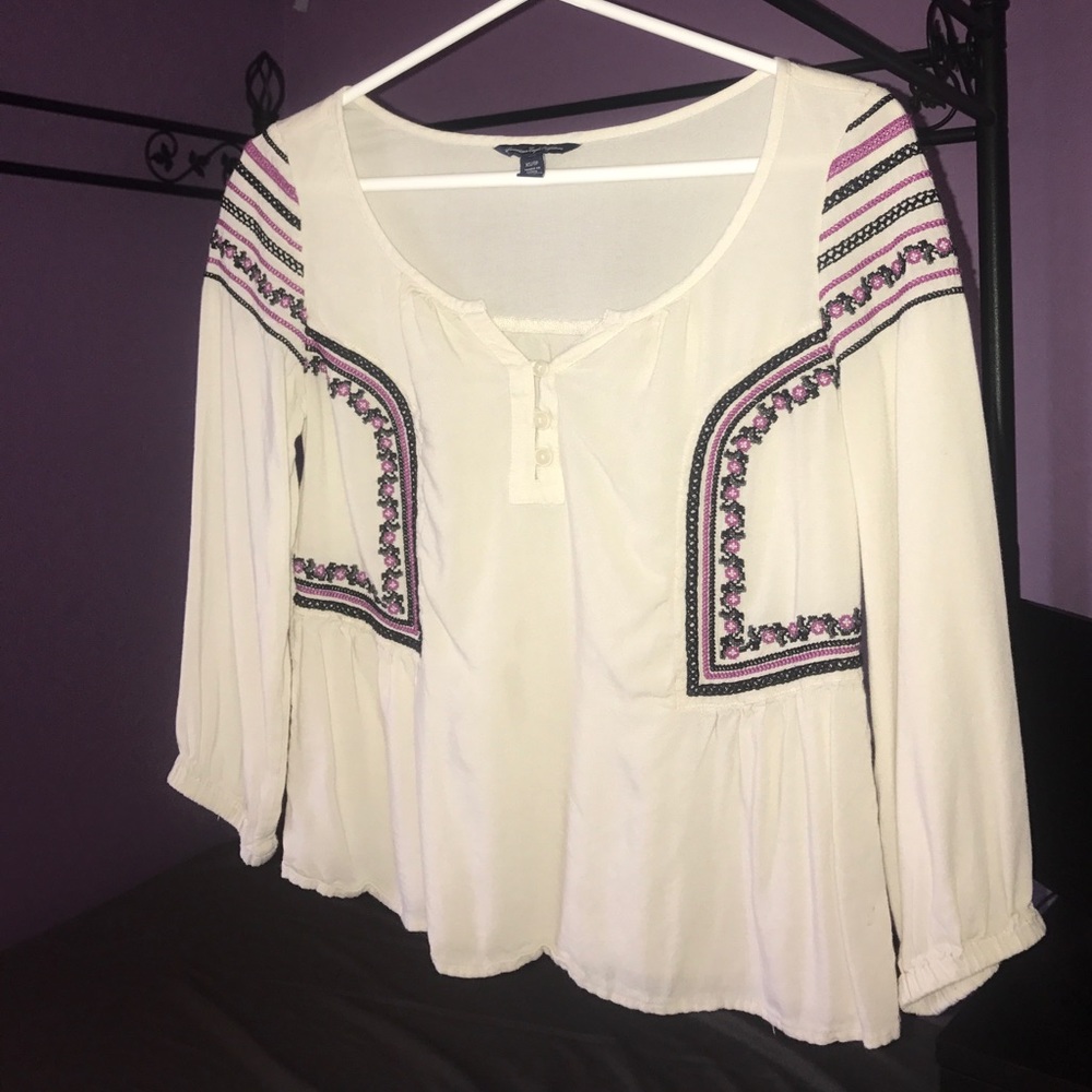 EMBROIDERED 1/3 SLEEVE TOP