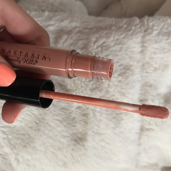 Anastasia Beverly Hills Lipgloss "Undressed" - Picture 3 of 3