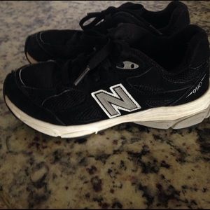 Boys New Balance 990 black running shoes Size 2
