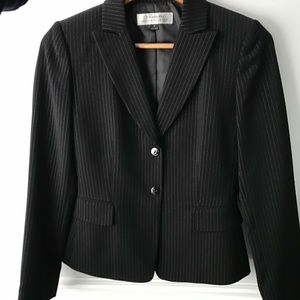 Tahari 2-piece women suit