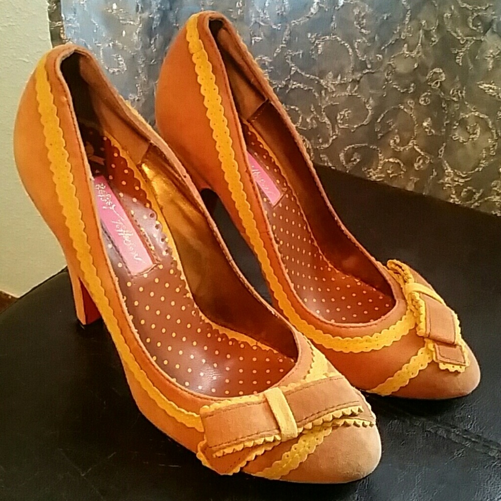 Tan and yellow retro pumps