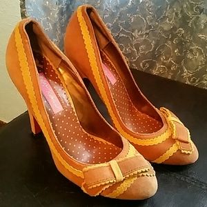 Tan and yellow retro pumps