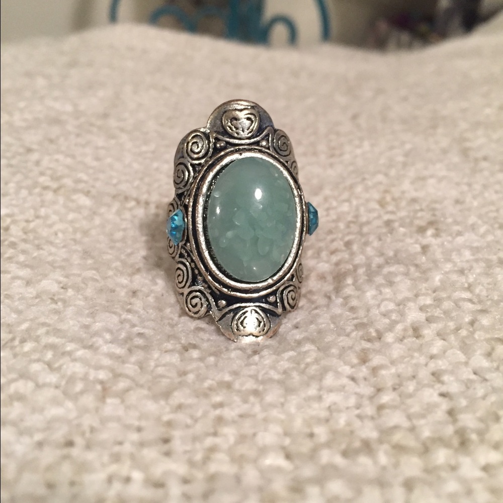 🌟For Sale🌟 Ring with gorgeous shades of blue!