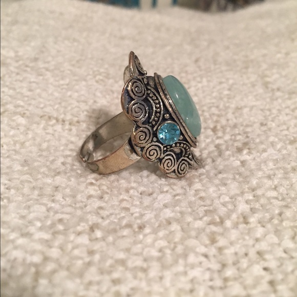 🌟For Sale🌟 Ring with gorgeous shades of blue! - Picture 2 of 4