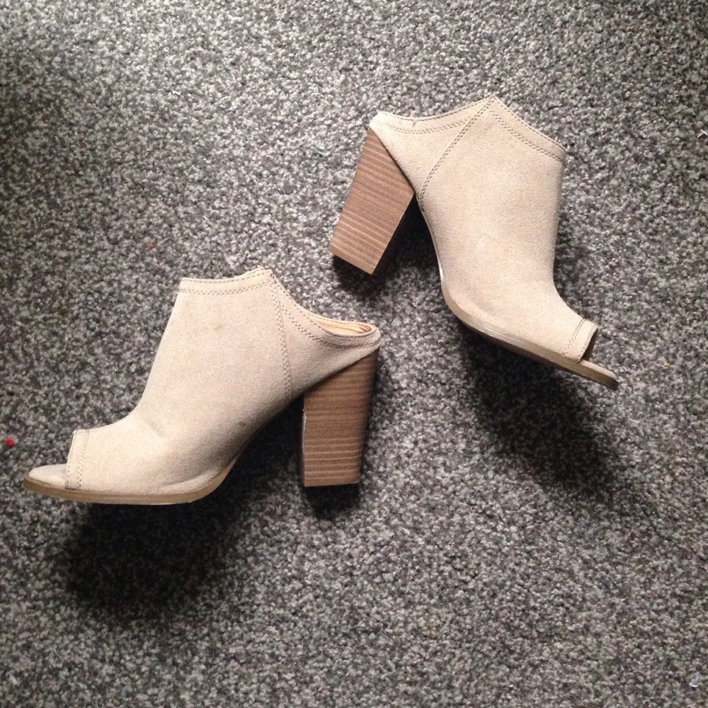 Open-toed mule slides