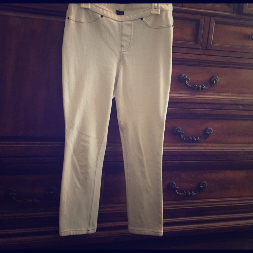 Jeans/leggings that are white and stretchy, by HUE