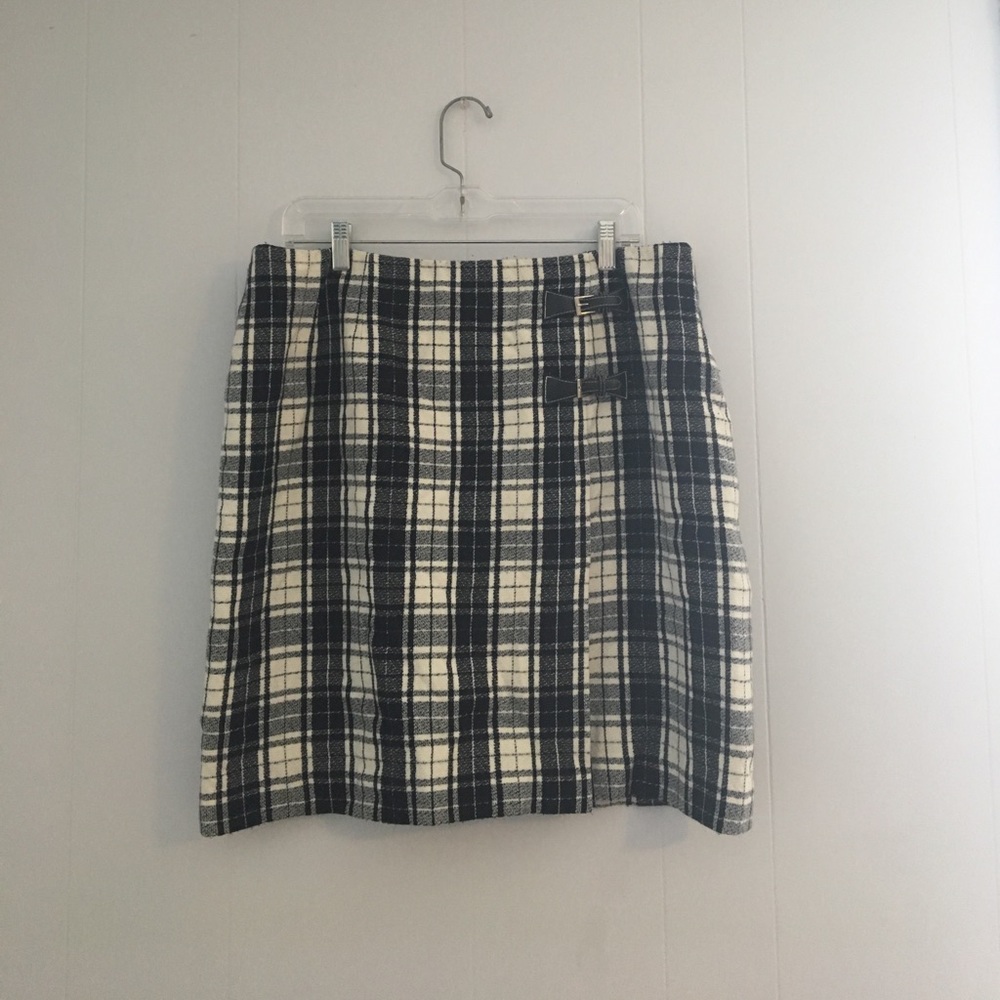 ✨SALE✨ Black and Cream White Plaid Skirt
