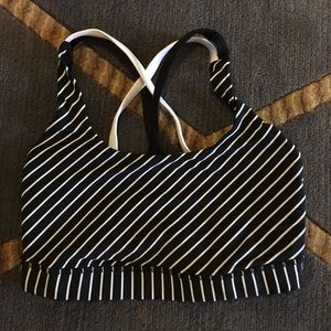 Lululemon sports bra size 4, like new.