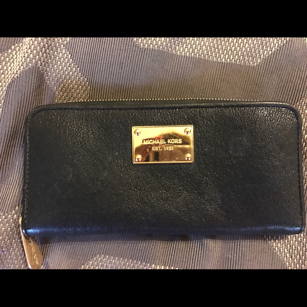***SOLD***AUTHENTIC MICHAEL KORS WALLET/CLUTCH