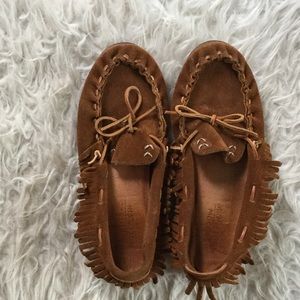 Minnetonka, full fringe moccasins