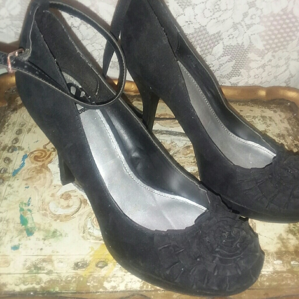 Black ladies Fergalicious 2 inch pumps