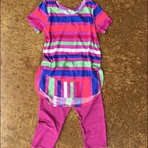 Capri leggings and tunic top. Two piece set.