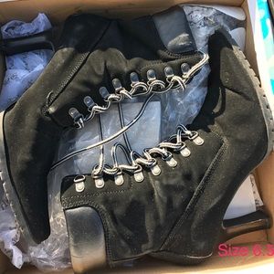 Ladies boots... worn twice.. in box...