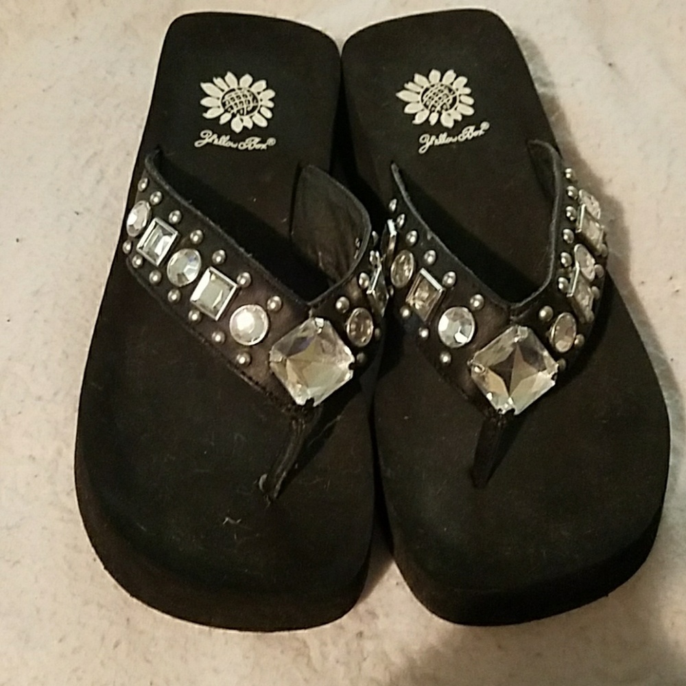 Yello box bling flip flops size 6