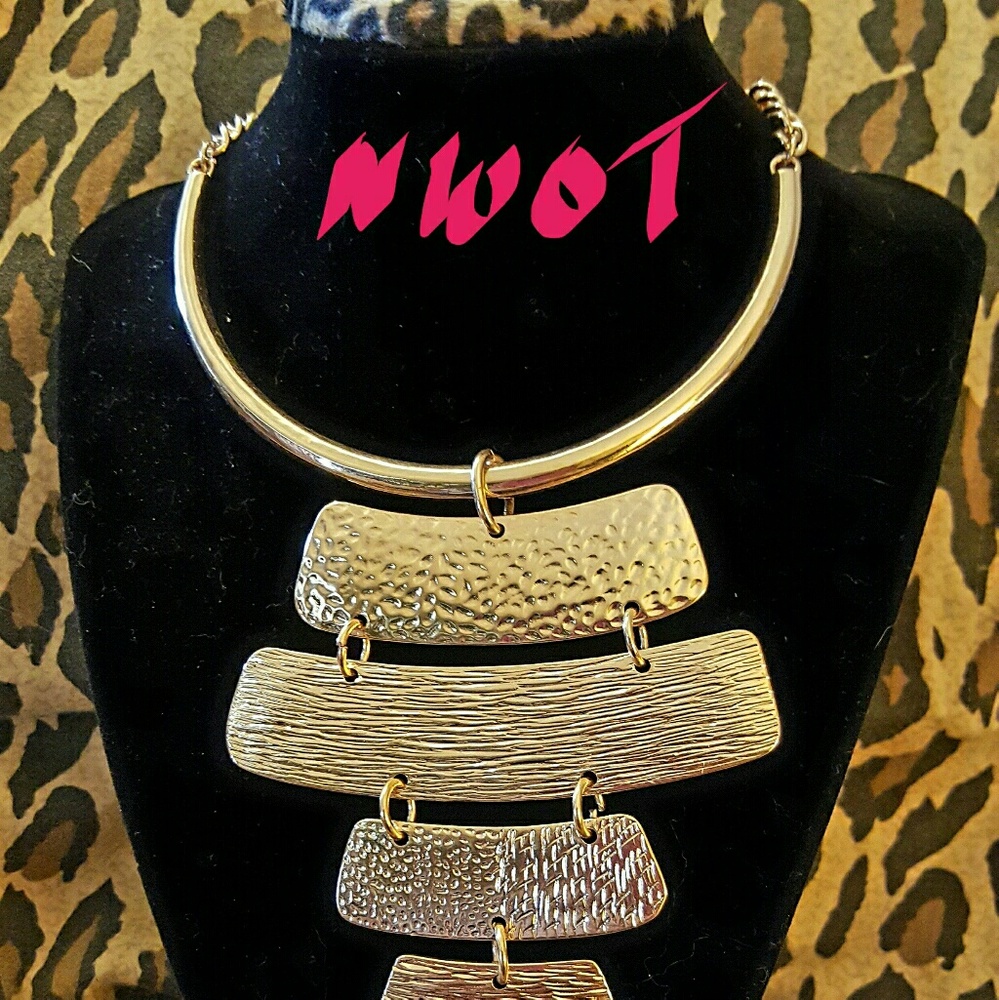 ๐SOLD๐ Glittery๐ฅ Gold ๐ฅStatement Necklace๐ - Picture 2 of 3