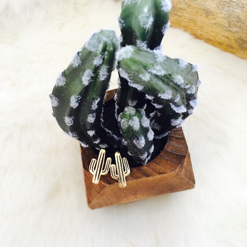 ⭐️ 3/$25 ⭐️ 18K Gold Plated Cactus Earrings - Picture 2 of 8