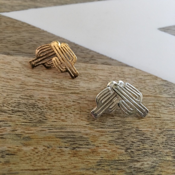 ⭐️ 3/$25 ⭐️ 18K Gold Plated Cactus Earrings - Picture 6 of 8