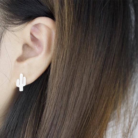 ⭐️ 3/$25 ⭐️ 18K Gold Plated Cactus Earrings - Picture 7 of 8