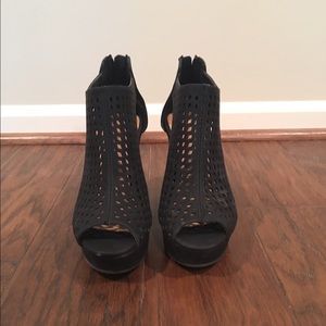 Indie Black Chinese Laundry Wedge- sz 7