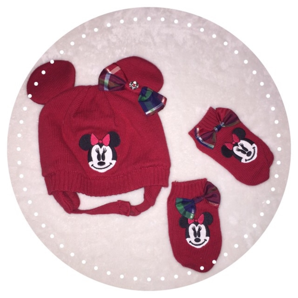 Minnie Mouse beanie with matching mittens ❤️