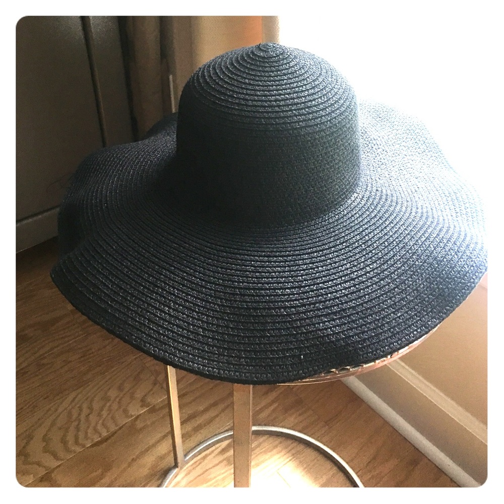 Black brim floppy hat