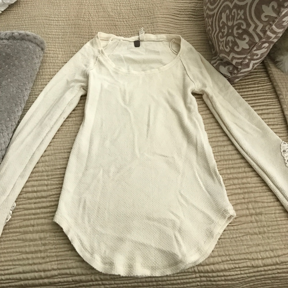 Long sleeve shirt w/ lace on bottom of sleeves.