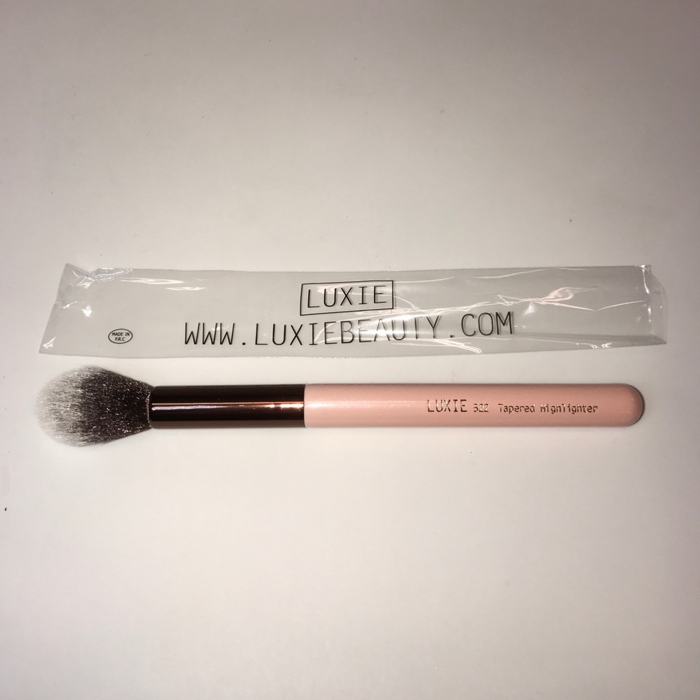 Luxie RoseGold Tapered Highlighting Face Brush 522 - Picture 1 of 1