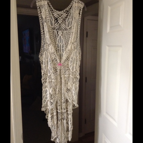 Beautiful Crocheted Sleeveless Vest / Natural OS - Picture 2 of 3