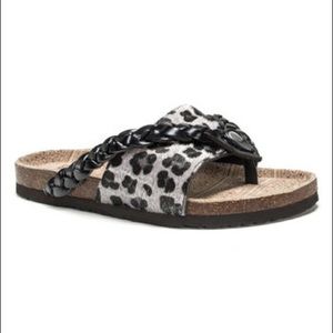 EUC Women's Muk Luks Black Gray Elaine Sandals, 9