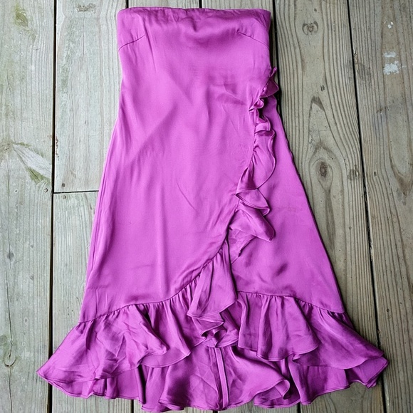 Banana Republic Dresses & Skirts - Beautiful silk Banana Republic strapless dress