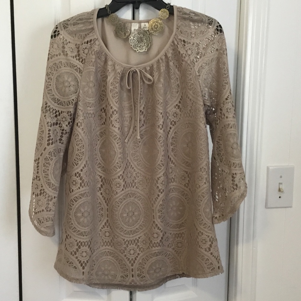 New Listing💕 Beautiful lace blouse.