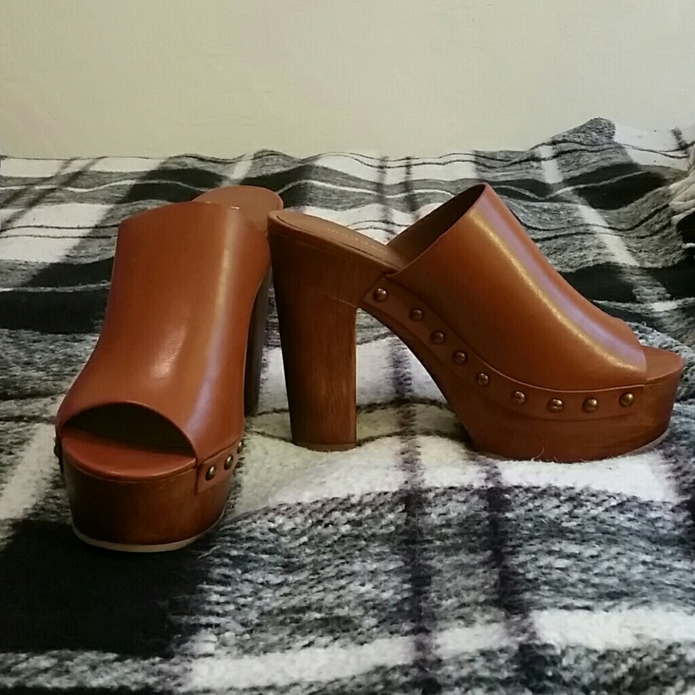 NIB Madden Girl Clogs