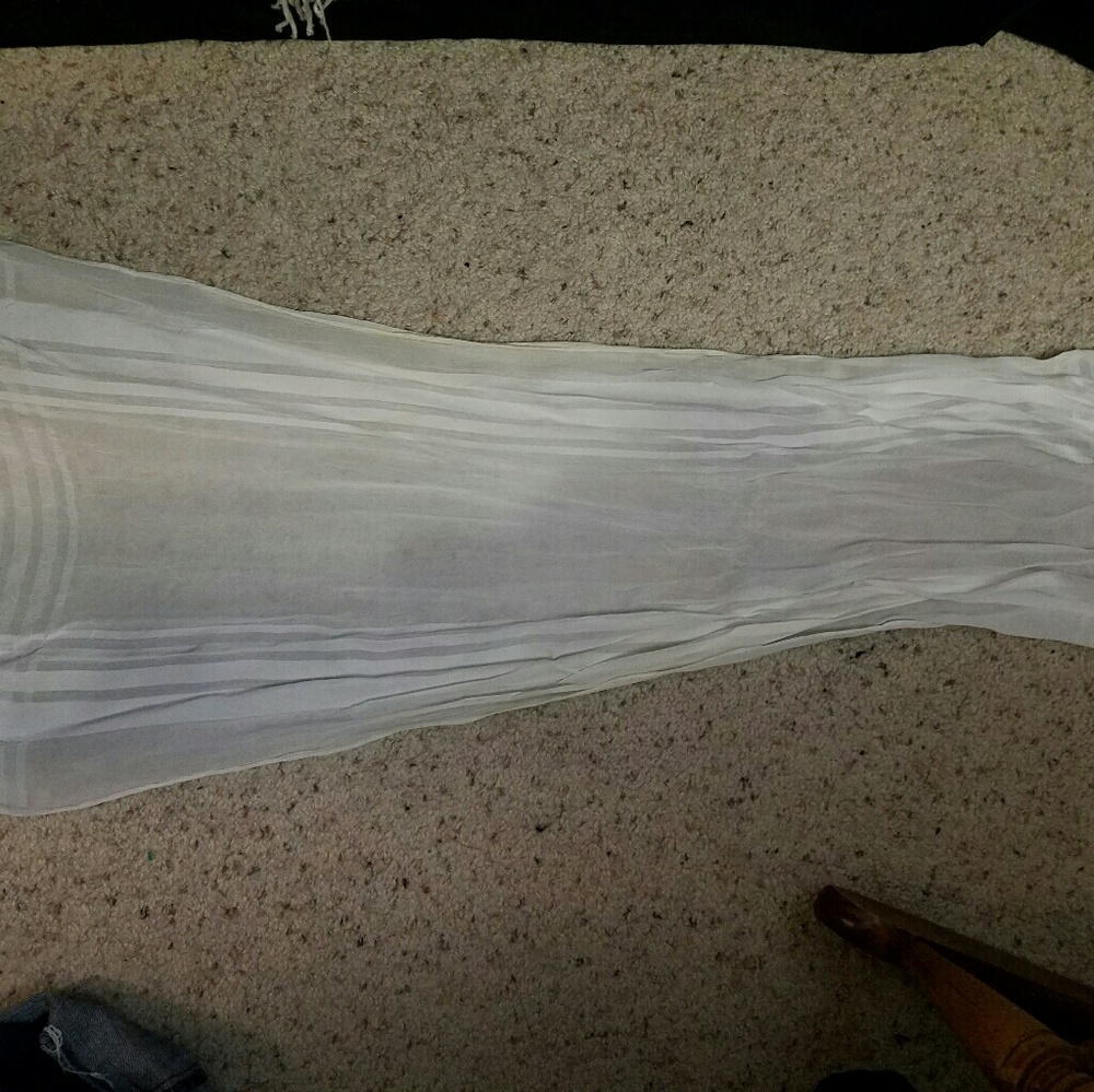 Women's white rectangular subtle designed scarf. EUC.