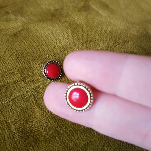 Red studs w/gold rope around - Picture 2 of 3